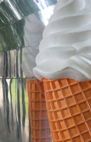 Modèle publicitaire géant sculpture de crème glacée
 - Photo, image