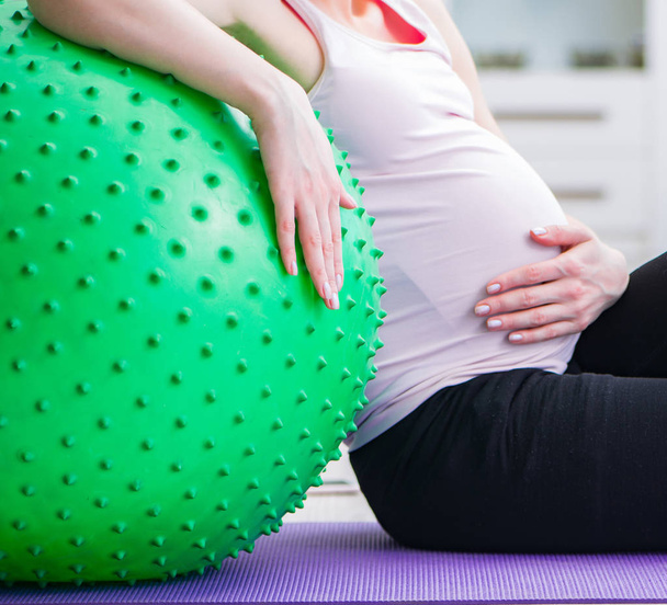 Mulher grávida se exercitando em antecipação ao parto - Foto, Imagem