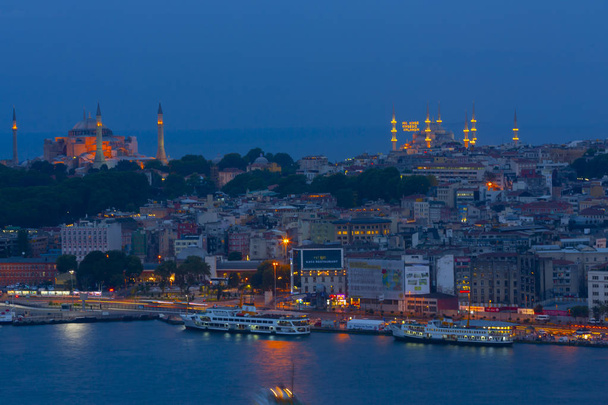 Panoramablick auf das Goldene Horn vom Galatenturm. Galata-Brücke und Kelch-U-Bahn-Brücke. istanbul, Türkei. - Foto, Bild