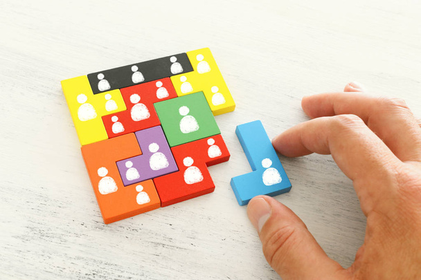 бизнес-концепция изображения головоломки танграма блоки с людьми иконки над деревянным столом, человеческие ресурсы и концепция управления
 - Фото, изображение
