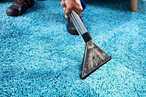 Close-up Of A Person Cleaning Carpet With Vacuum Cleaner - Foto, Imagem