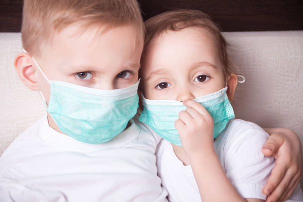 Boy and girl, a children in a medical mask. The concept of an epidemic, influenza, protection from disease, vaccination. - Foto, Bild
