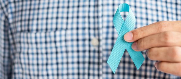 Listopadowy miesiąc świadomości raka prostaty, człowiek w niebieskiej koszulce z - Zdjęcie, obraz