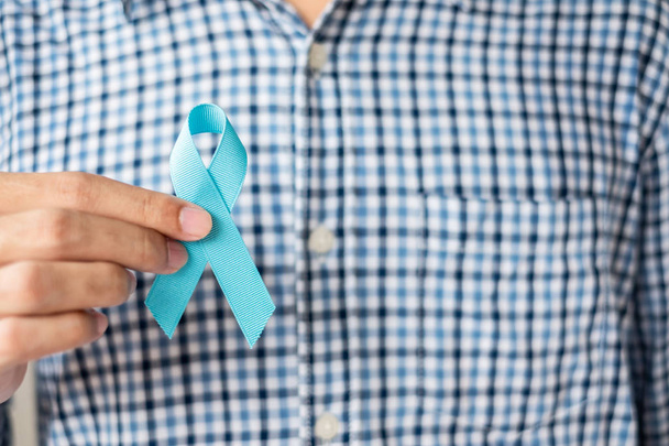 Noviembre Mes de la conciencia del cáncer de próstata, Hombre de camisa azul con
 - Foto, imagen