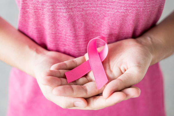 Oktober Brustkrebs-Aufklärungsmonat, Frau im rosa T-Shirt - Foto, Bild