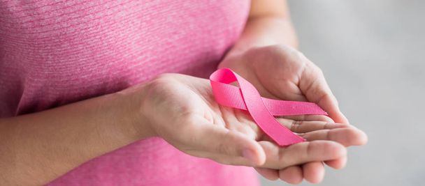 Październik miesiąc świadomości raka piersi, Kobieta w różowym T-shirt Wi - Zdjęcie, obraz
