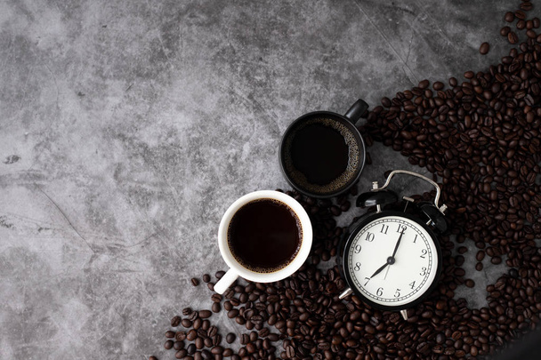 zwart-wit koffie mokken op cement textuur achtergrond. Mornin - Foto, afbeelding