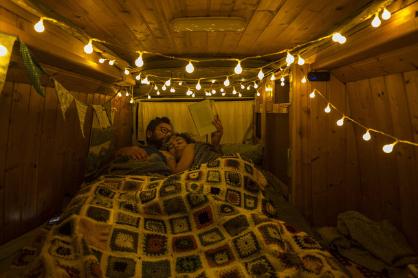 ahşap restore güzel van içinde uyuyan romantik çift  - Fotoğraf, Görsel