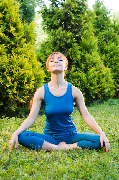 Hermosa mujer roja practicando meditación
 - Foto, Imagen