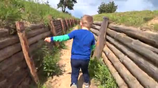 El niño está perdido en la trinchera, huyendo del miedo y buscando una salida
 - Metraje, vídeo