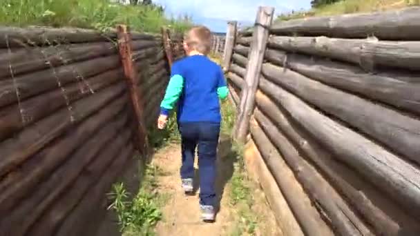 El niño estaba perdido en el laberinto de trincheras, corriendo por la trinchera
 - Metraje, vídeo