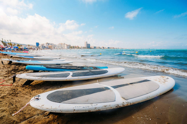 Широкий кут зору дошки для серфінгу на задоволений відпочиваючі в популярному Платья Норд, Середземне море, Кастелон, Іспанія - Фото, зображення