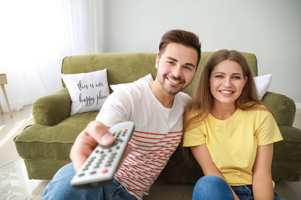 Ευτυχισμένο ζευγάρι βλέποντας τηλεόραση στο σπίτι - Φωτογραφία, εικόνα