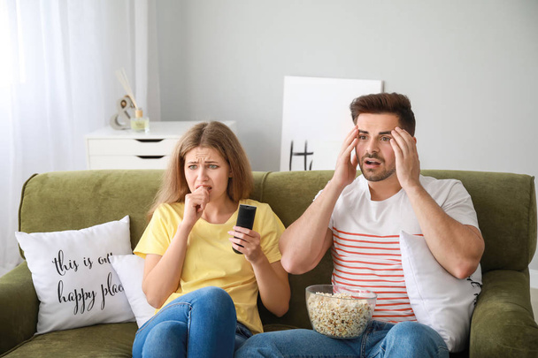 Couple regardant un film effrayant à la maison
 - Photo, image