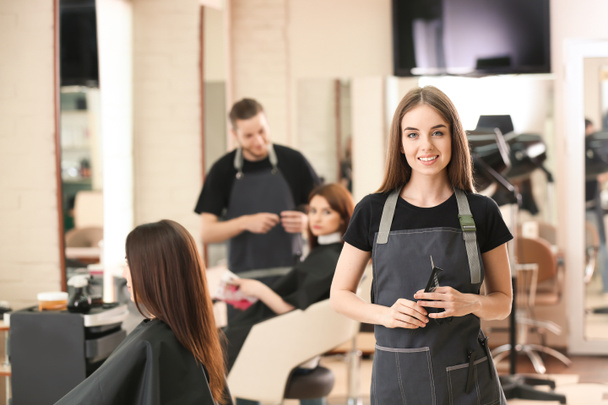Portret fryzjerki w salonie - Zdjęcie, obraz
