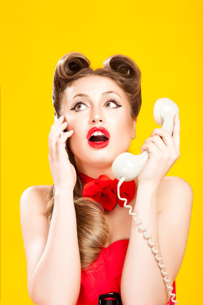 Pin-up girl talking on retro telephone - Foto, imagen