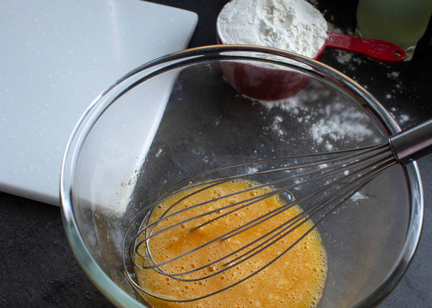 Тесто приготовления рецепт блины или блины ingridients, питание на кухонном столе фоне. Работа с выпечкой муки и яиц или пекарней
. - Фото, изображение