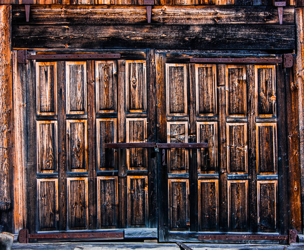 Velká dřevěná brána se zámkem - Fotografie, Obrázek