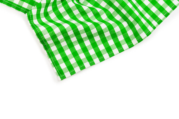 Groene servet geïsoleerd op witte achtergrond. Kopieerruimte.  - Foto, afbeelding