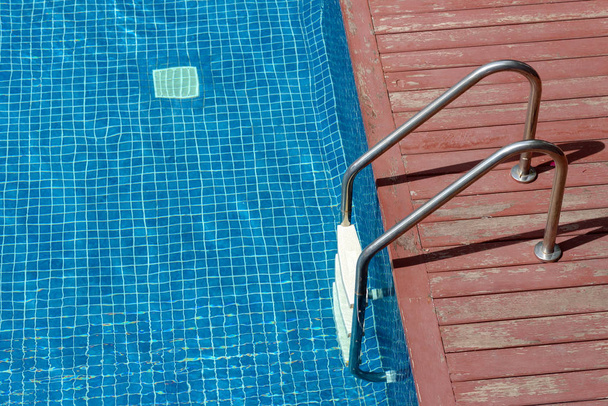 Металлическая лестница, вход в бассейн. Изготовлен из нержавеющей стали
 - Фото, изображение