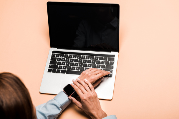nyírt kilátás-ból asszony megható Szúró néz mellett laptop-val üres képernyő-ra rózsaszín  - Fotó, kép