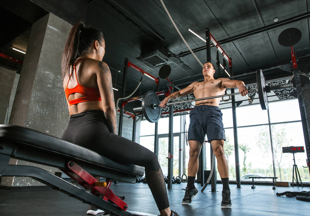 A atletas musculares fazendo treino no ginásio
 - Foto, Imagem