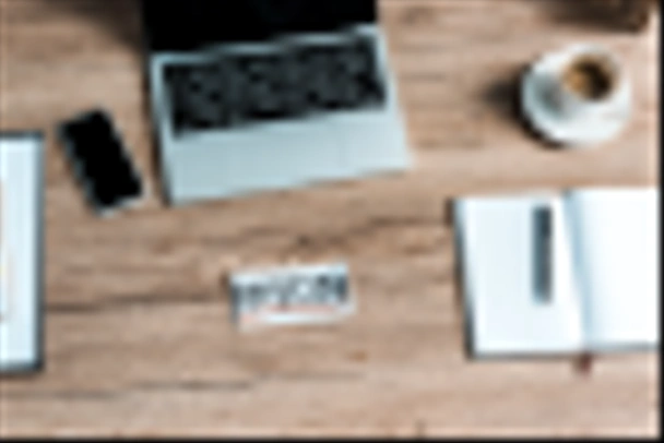 felső kilátás-ból papír-val befektető betűk mellett szerkentyű-ra asztal  - Fotó, kép
