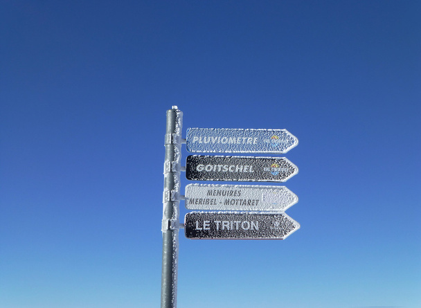 Signo helado en los Alpes franceses
 - Foto, Imagen
