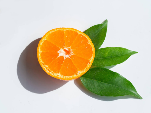 Oranssi hedelmä viipale lehdet ylhäältä eristetty valkoisella pohjalla
 - Valokuva, kuva