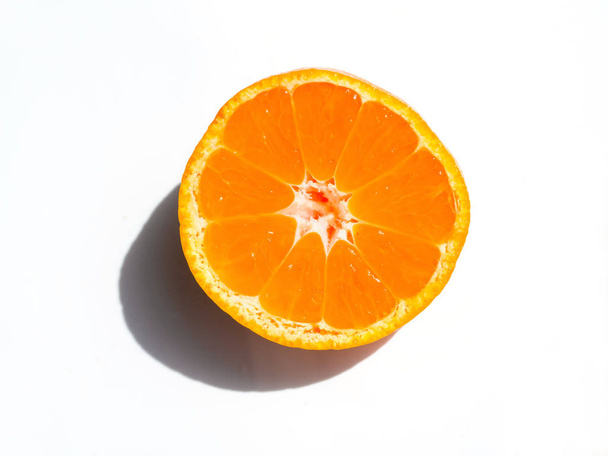 Narancs gyümölcsszeletek felülnézet izolált fehér alapon - Fotó, kép