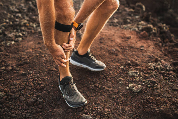 Juoksija käyttää polven tuki side ja on ongelma jalka vammoja käynnissä. Periosteum ongelma tai nyrjähdys nivelside
. - Valokuva, kuva