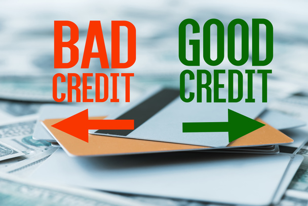 enfoque selectivo de pila con tarjetas de crédito cerca de mal crédito, letras de buen crédito en billetes de dólar
  - Foto, imagen