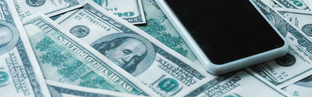 dolar banknotlar üzerinde boş ekran ile akıllı telefon panoramik çekim  - Fotoğraf, Görsel