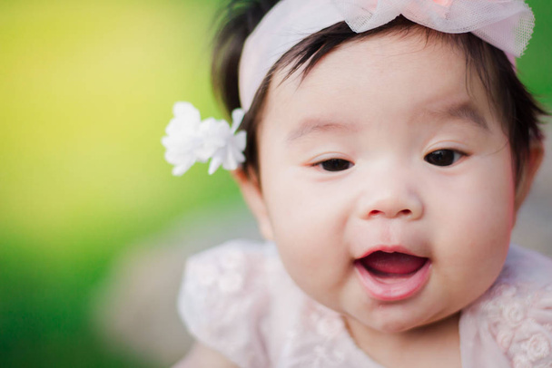 Gros plan portrait Asiatique mignon bébé fille avec fond de lumière naturelle
 - Photo, image