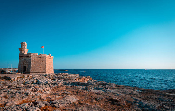 Castello di Sant Nicolau a Ciutadella di menorca sulle scogliere con mare blu estivo e cielo blu
 - Foto, immagini