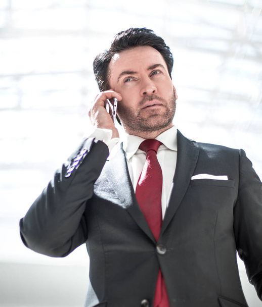serious businessman talking on a mobile phone - Foto, afbeelding