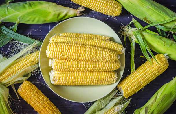 тыквенная кукуруза на столе
 - Фото, изображение