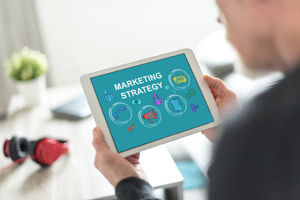 Pojęcie strategii marketingu na tablecie - Zdjęcie, obraz