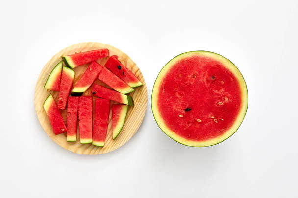 Wassermelone halbiert und Scheiben isoliert in weißen Hintergrund w - Foto, Bild