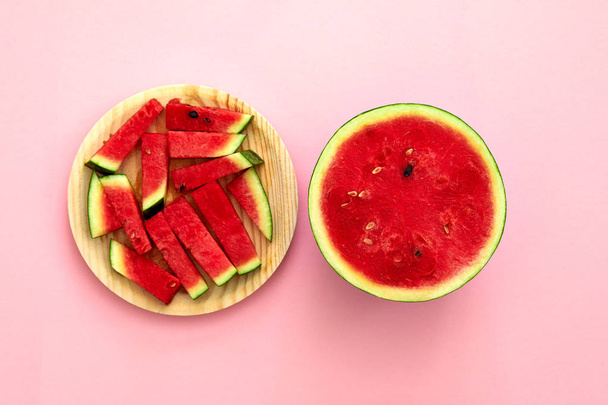 Wassermelone halbiert und Scheiben isoliert in Rosennebel Hintergrund - Foto, Bild