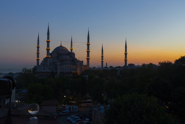 トルコ、イスタンブールのブルーモスク。(スルタンアフメット・カミイ)。モスクはラマダンのために特別にマヒヤで飾られています。マヒヤへの手紙:「11ヶ月のスルタン、ようこそ!" - 写真・画像