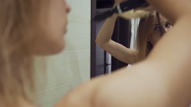 Hermosa mujer secando el cabello con secador de cepillo después de tomar la ducha en el baño
. - Metraje, vídeo