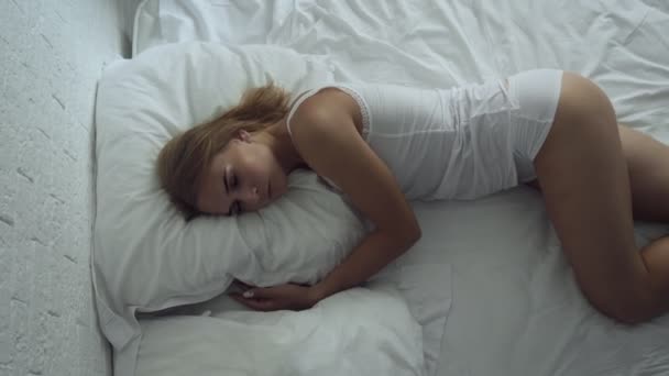 Mladá sexy žena spící ráno neodhalena. - Záběry, video