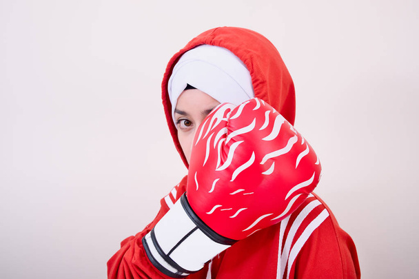 Woman boxer guard to camera with boxing gloves - Foto, imagen