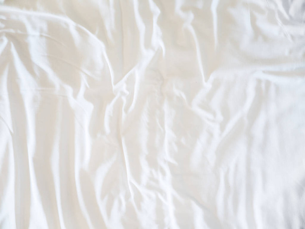 Yatak çarşafları kırışık üst görünümü, arka zemin için Beyaz Buruşuk Kumaş Doku - Fotoğraf, Görsel