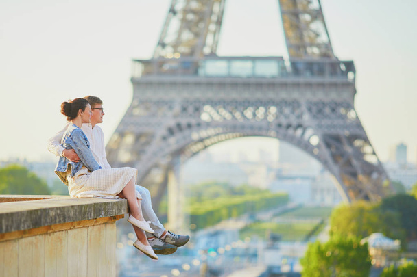 Happy romantic couple in Paris, near the Eiffel tower - Fotoğraf, Görsel