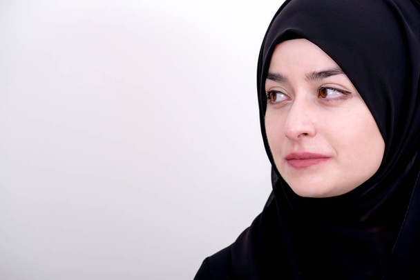 Ελκυστική μαντίλα μουσουλμανική γυναίκα κοιτάζοντας αριστερή πλευρά, Ισλαμική μόδα ιδέα φωτογραφία - Φωτογραφία, εικόνα
