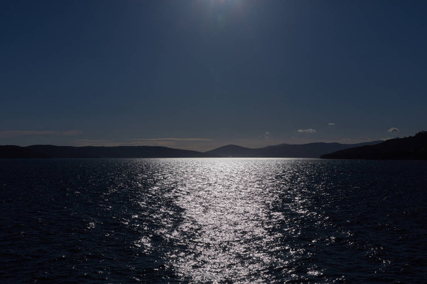 Auringon refleksit Välimerellä
 - Valokuva, kuva
