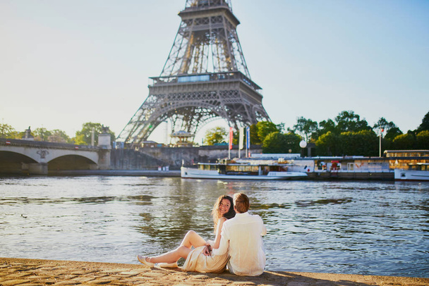 Happy romantic couple in Paris, near the Eiffel tower - Zdjęcie, obraz