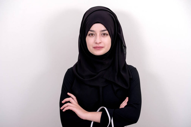 Портрет мусульманской девушки, мусульманки носить черный шарф и платье, исламская одежда моды концепт фото
 - Фото, изображение